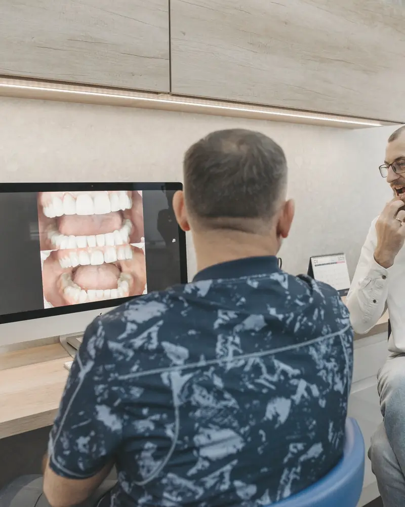 Razgovor o planu lečenja uz snimke na monitoru