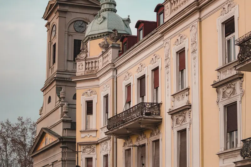 Ukrašena fasada stare stambene zgrade i zvonik u starom delu Beograda